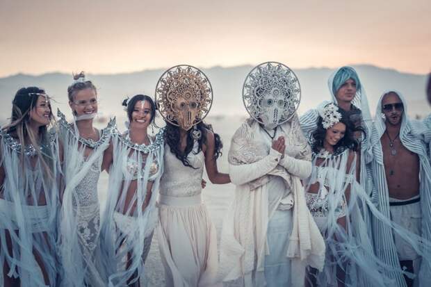 Фестиваль Burning Man прекрасный повод для проведения оригинальной свадьбы