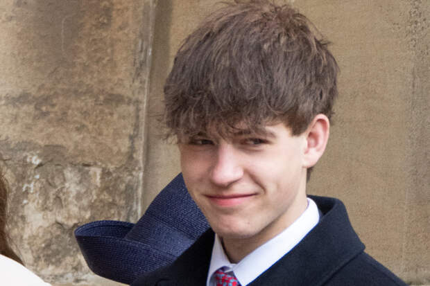 Самого загадочного члена британской королевской семьи заметили с королем Карлом III