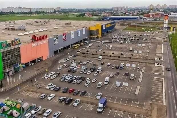 ТРЦ "МЕГА - Адыгея". Высотки на горизонте - это Краснодар за рекой. 