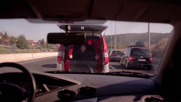 The-Trunk-Theater-a-theater-show-happening-in-the-trunk-of-a-car6__880