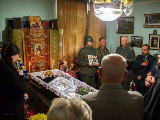 Во Львове с помпой похоронили нациста, который "не мог забыть взгляд Гитлера"