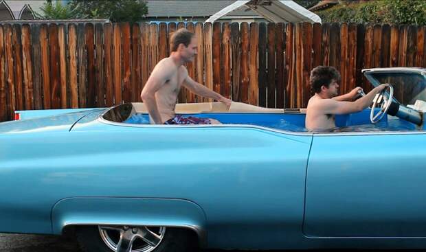 Фил Вейкер и Дункан Форстер за рулем своего кадиллака-джакузи 6 июня 2014 года. Лос-Анджелес, Калифорния. Фото: Barcroft Media
