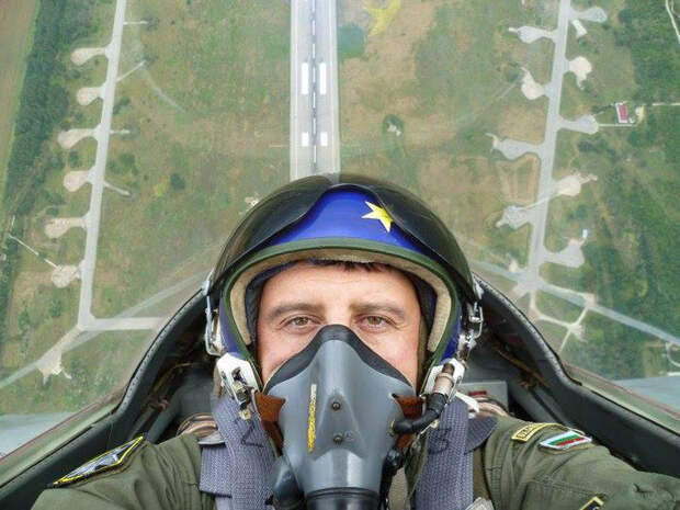 Пилот ВВС Болгарии на МиГ 29 Люси в небе с алмазами: селфи пилотов самолетов