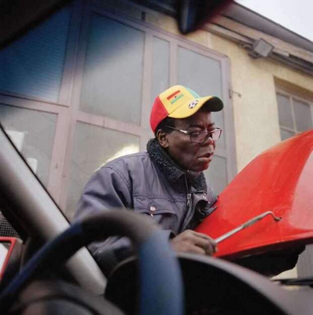 Африканский король Банса работающий автомехаником в Германии