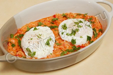Яйца-пашот, запеченные с томатным соусом и сыром