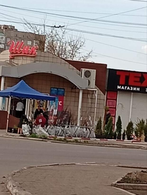 несанкционированная торговля в Харцызске на перекрёсте - без документов