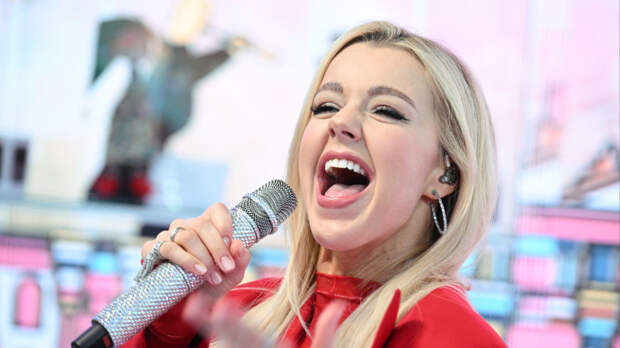 «Классный эксперимент»: Юлианна Караулова купила песню, написанную ИИ