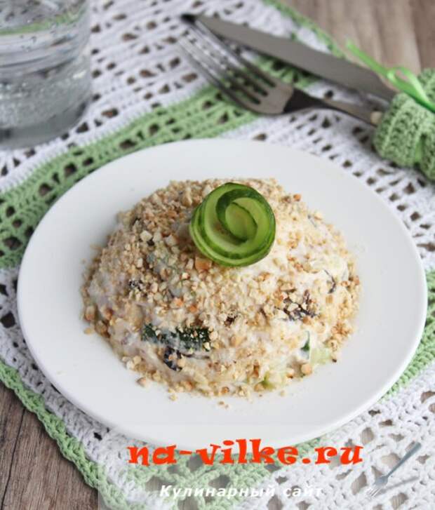 Салат с куриным филе, черносливом и орехами