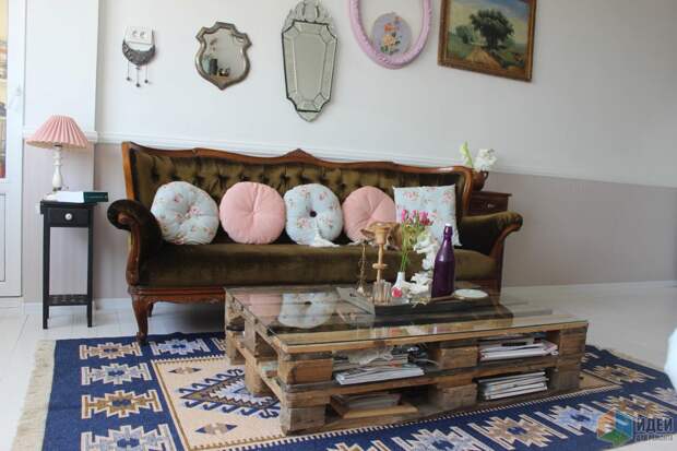 Интерьер гостиной, диван с круглыми подушками, столик из паллетов