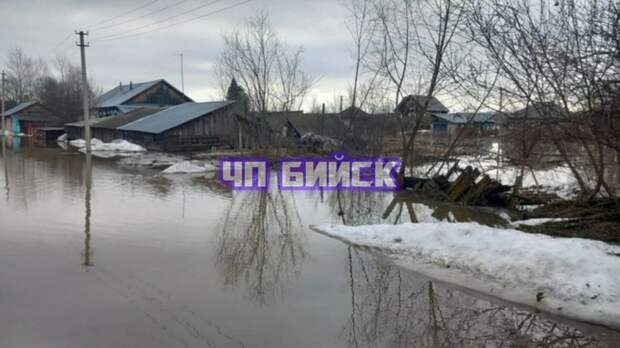 В алтайском поселке Промышленном вода идет по улицам и подтапливает приусадебные участки