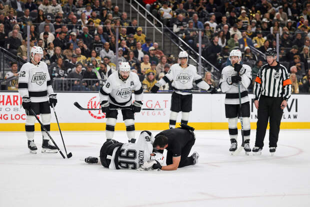 Канадец попал шайбой в лицо российскому одноклубнику в матче НХЛ