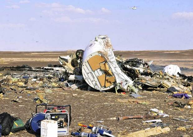 Обломки самолета Airbus A321 авиакомпании "Когалымавиа" на месте крушения, Синай, Египет