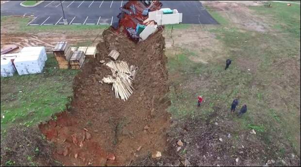Провал грунта проглотил 15 автомобилей меридиан, миссисипи, провал грунта