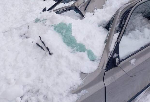 Нижегородцам объяснили, как взыскать ущерб за упавшую на машину наледь с крыши