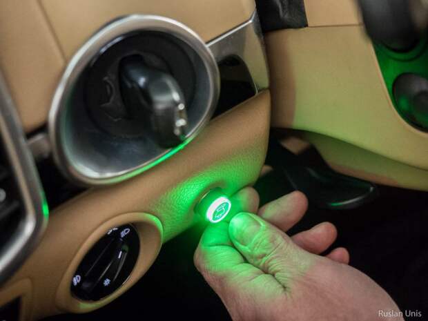 В салоне автомобиля есть кнопочка, которая светится зеленым. На ней обозначение чего-то, похожего на шип. Водитель нажимает на кнопку, она гаснет, и... nokian, зимняя резина, шипованная резина, шипы
