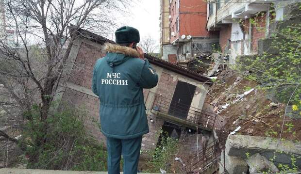 Дом начал рушиться на глазах у жителей российского города