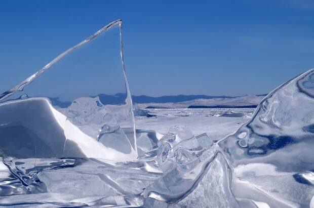 Ледяные сопки Эти сопки появляются только на льду озера Байкал. Открыты они были в 1930-х годах, но специалисты Байкальской лимнологической станции до сих пор не понимают природы появления полых внутри ледяных сопок.