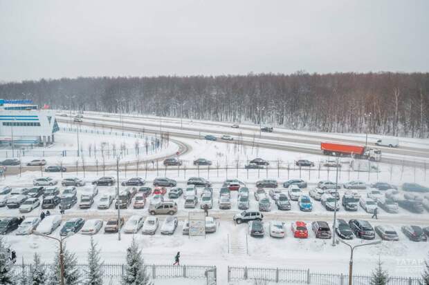 Бүген төнлә Казанда муниципаль парковкаларны кардан чистартачаклар