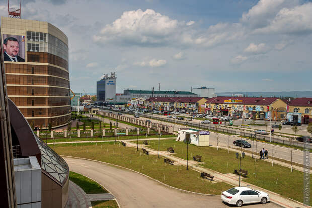 Вид из окон библиотеки. Справа - рынок. Вдали, за Домом Печати - местное телевидение. грозный, прогулка, чечня