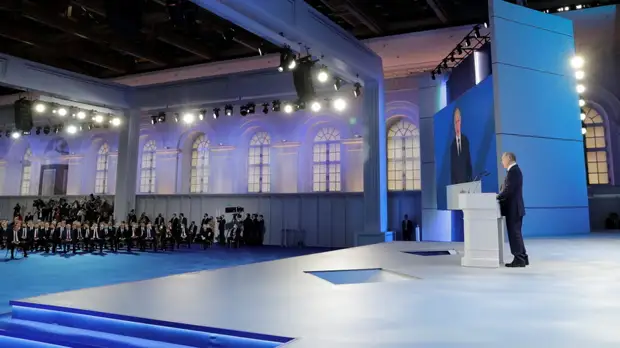 Путин поручил кабмину подготовить программу поддержки семей с детьми