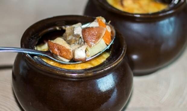 Фото к рецепту: Картошка в горшочках с мясом и грибами