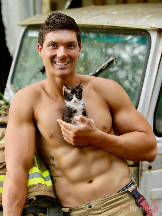 Австралийские пожарные на календаре 2019 снялись с животными