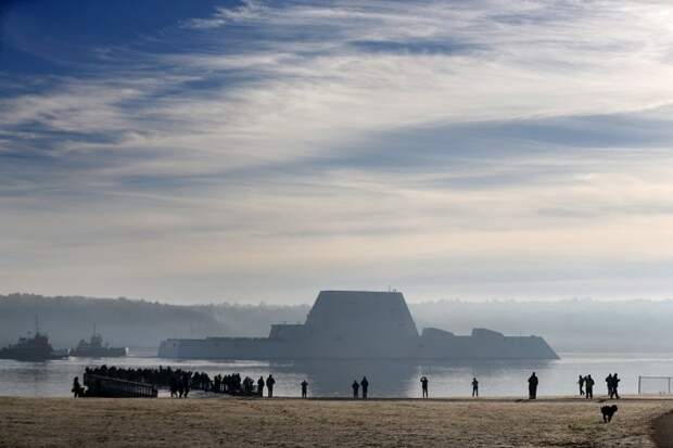 Американский эсминец типа Zumwalt покинул верфь Bath Iron Works, чтобы пройти ходовые испытания в Атлантическом океане, 7 декабря