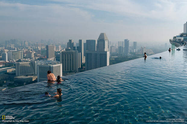 Бесконечный бассейн на крыше отеля Marina Bay Sands в Сингапуре