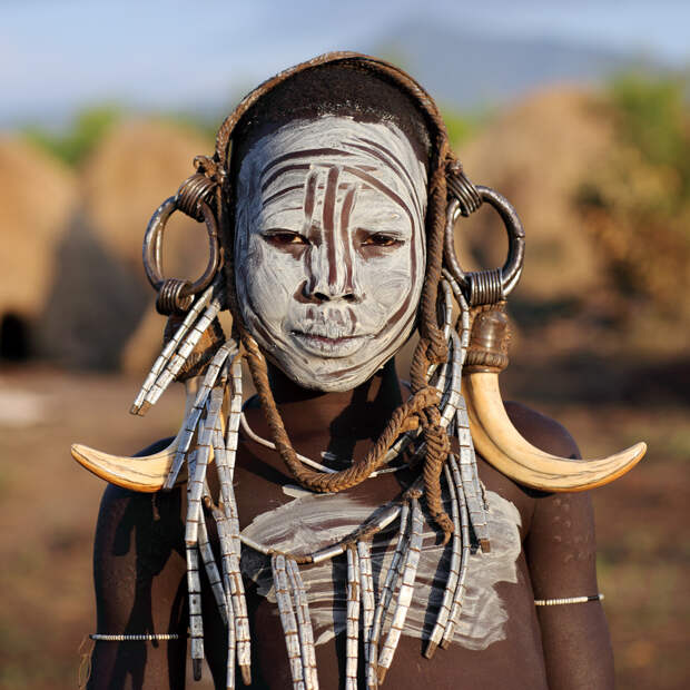 Мурси — самое воинственное и агрессивное племя в Африке. Для поддержания соответственного «имиджа» мурси носят устрашающие головные уборы из рогов и кожи, а также разрисовывают тело краской. (Dietmar Temps)