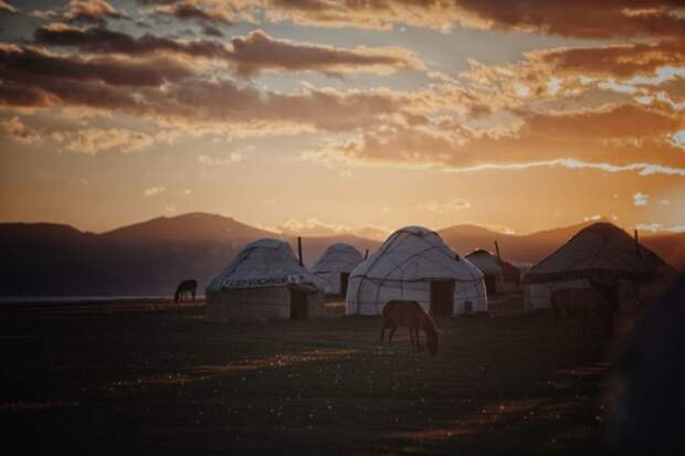 На озере Сон-Куль, Кыргызстан, высота над уровнем моря 3 000 м монголия, мотоцикл, мотоцикл с коляской, мотоцикл урал, путешественники, путешествие, средняя азия, туризм