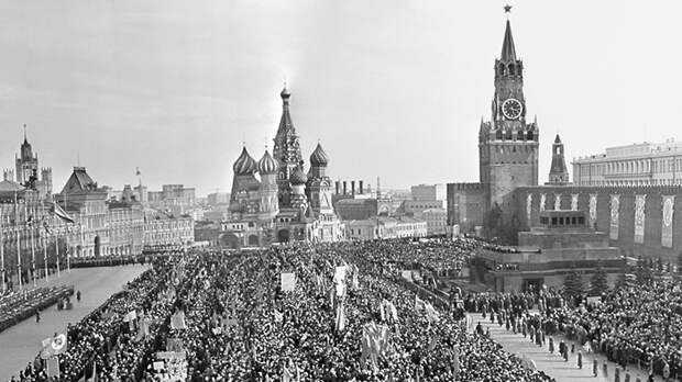 Как встречали первого человека, совершившего полёт в космос. Как встречали первого человека, совершившего полёт в космос.