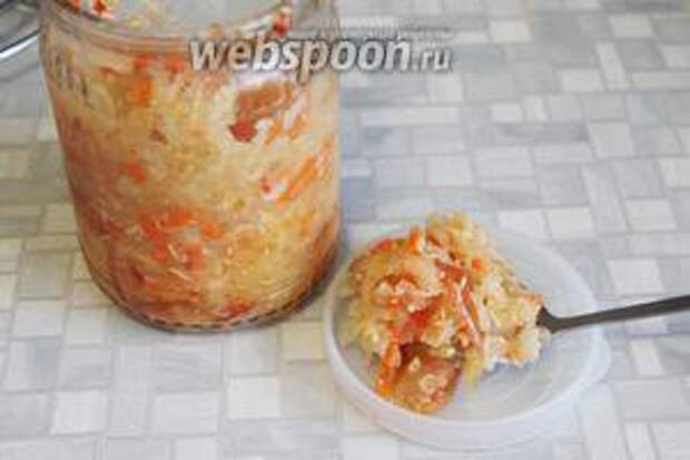 Промыть квашеную капусту (или взять капустный салат).