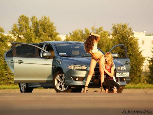 Девушки и авто (77 фото)