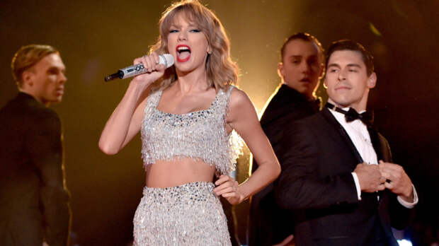 Taylor Swift performs at the MTV VMAs.