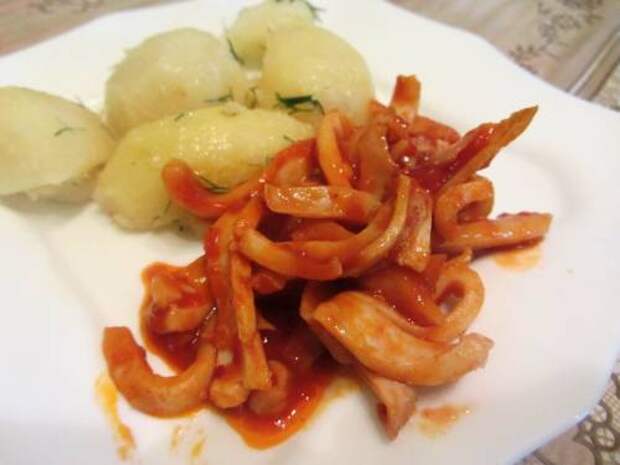 Тушеные кальмары с овощами