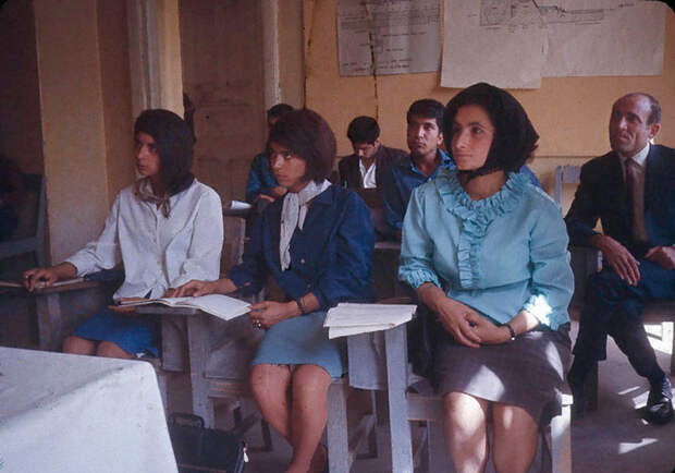 2. Студенты Высшего Педагогического Колледжа, в котором доктор Подлич перподавал в течение двух лет афганистан, ретро, фотография