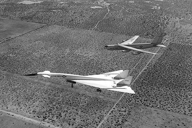Совместный полёт B-52 и ХB-70. Обращают на себя внимание сравнительные размеры самолётов - На замену «стратосферной крепости» | Warspot.ru