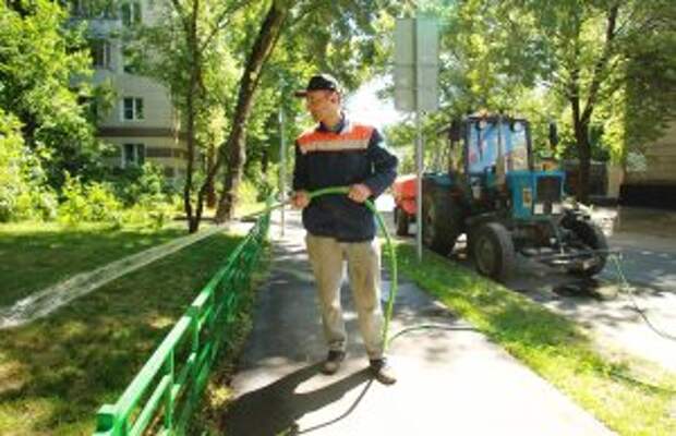 Представители «Жилищника» обработали дворы в районе обеззараживающим средством. Фото: Наталия Нечаева, «Вечерняя Москва»