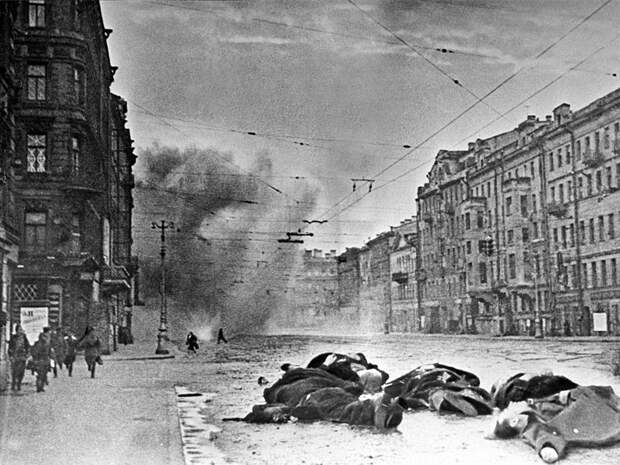 Блокадный Ленинград. Трупы на улицах убирать некому. Именно этого пыталась не допустить Ставка Верховного Главнокомандования
