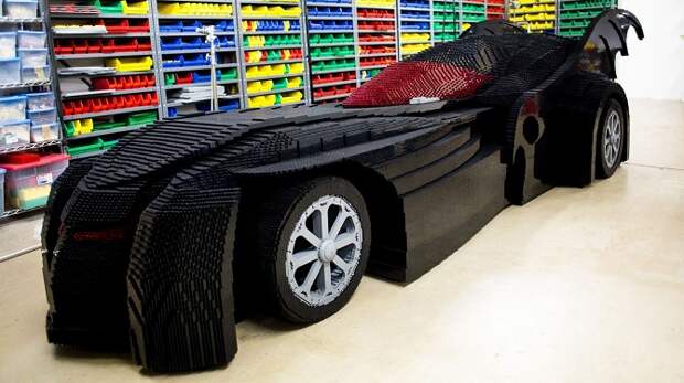 Бэтмобиль из кубиков Lego в натуральную величину
