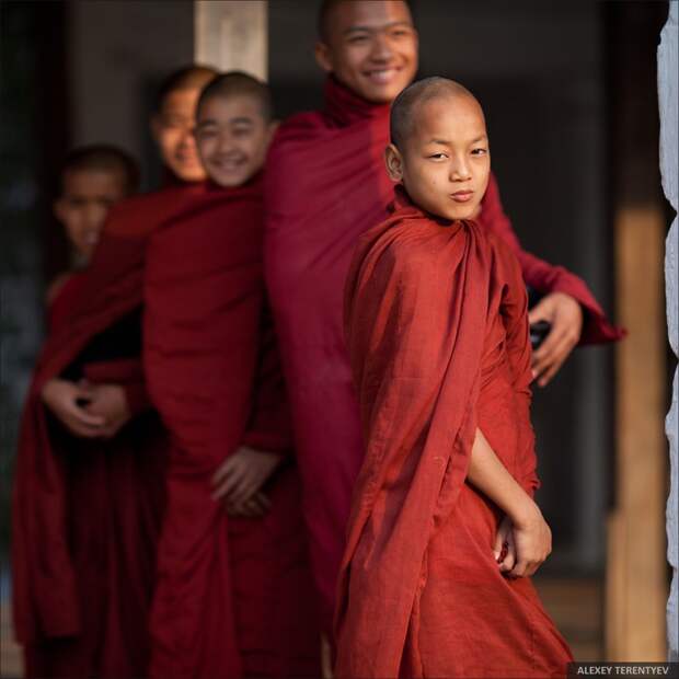 Myanmar07 Рассвет над рисовыми полями и кормление монахов