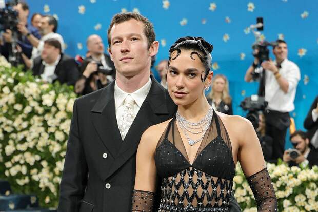 Дуа Липа повторила с возлюбленным интимный момент Дженнифер Лопес и Бена Аффлека на яхте