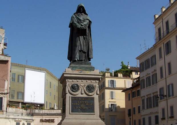 Памятник Джордано Бруно в Риме на Кампо деи Фиори, месте его казни.