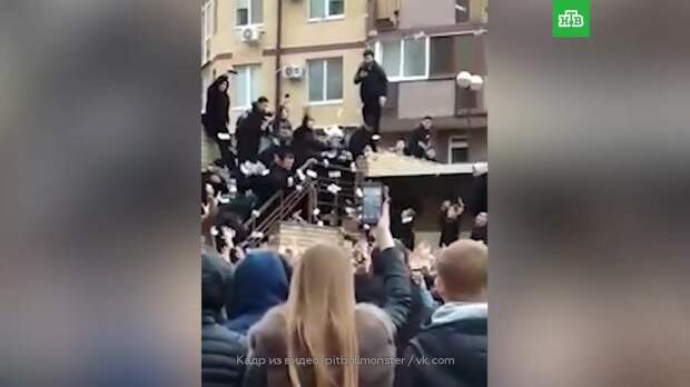 В Волгограде блогер раскидал 200 тысяч рублей перед толпой