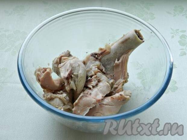 Готовое мясо вынуть из бульона, освободить от костей. Бульон посолить, вернуть в него мясо, добавить картофель и варить 8 минут до готовности. Затем добавить в бульон капусту и фасоль и варить еще около 5 минут. Капуста в борще не должна быть разваренной.
