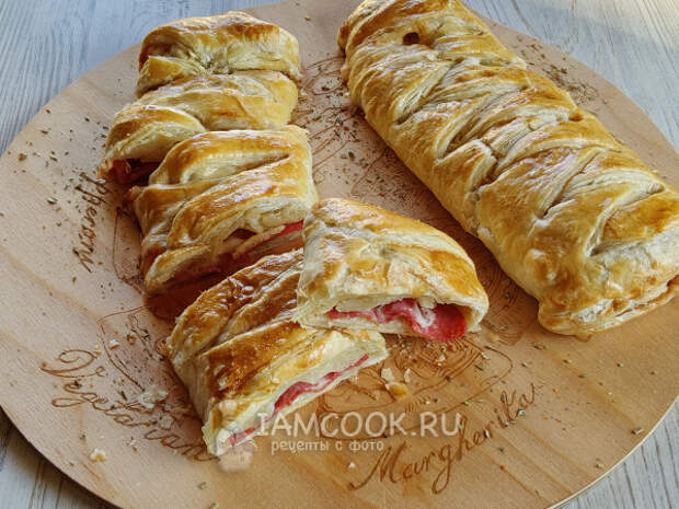 Пицца рулет из слоеного теста, рецепт с фото