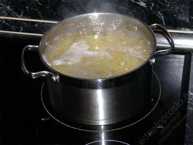 перемешать спагетти. пошаговое фото этапа приготовления макарон сливочных
