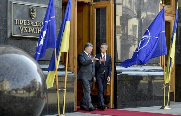 Президент Украины Петр Порошенко и генеральный секретарь НАТО Йенс Столтенберг (слева направо) после заседания Совета национальной безопасности и обороны, 22 сентября