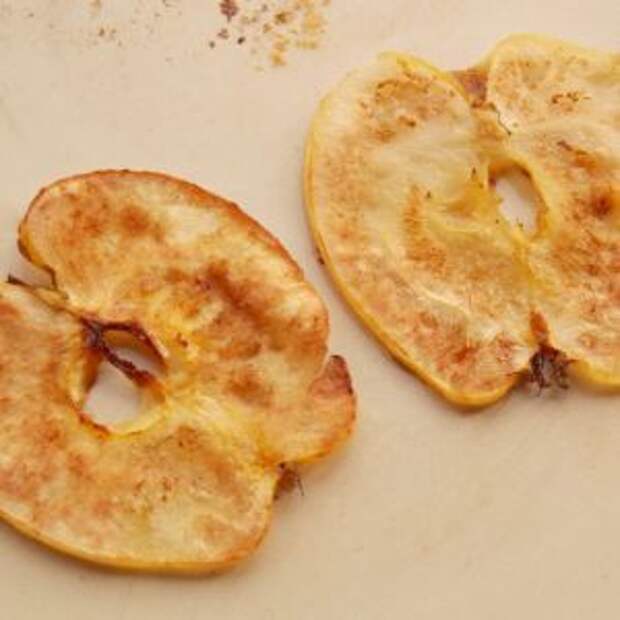 Обжарим яблочные чипсы с двух сторон
