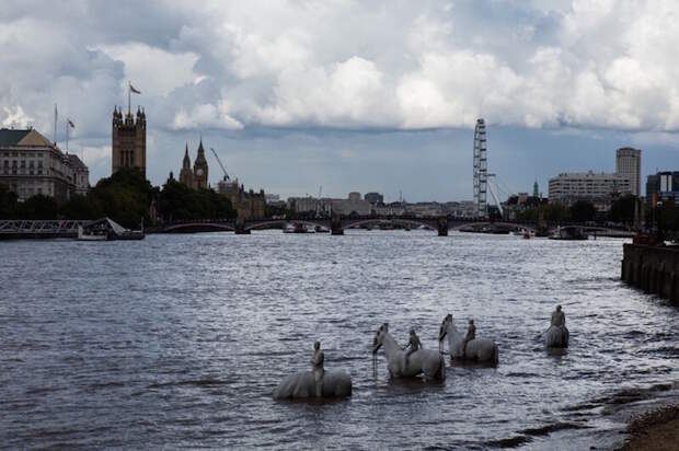 Застывшие всадники апокалипсиса появляются из вод Темзы дважды в день
